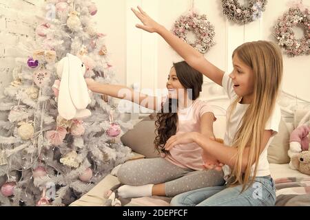 Halten feiern Feiertage sind noch nicht vorbei. Happy Family feiern Weihnachten und neues Jahr. Kleine Kinder feiern Weihnachten. Feiern und Spaß zusammen haben. Stockfoto