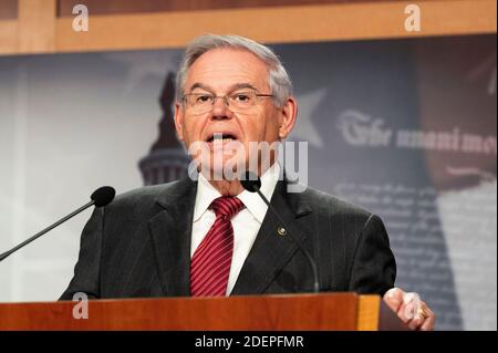 Washington, DC, USA. Dezember 2020. 1. Dezember 2020 - Washington, DC, USA: US-Senator BOB MENENDEZ (D-NJ) spricht auf einer Pressekonferenz demokratischer Senatoren. Quelle: Michael Brochstein/ZUMA Wire/Alamy Live News Stockfoto