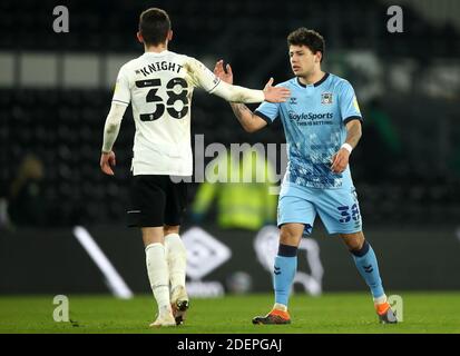 Jason Knight von Derby County (links) und Gustavo Hamer von Coventry City geben sich nach der letzten Pfeife beim Sky Bet Championship-Spiel im Pride Park Stadium, Derby, die Hände. Stockfoto