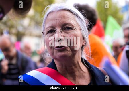 Stellvertreterin Agnes Thill spricht, während Menschen an einer Marchons Enfants Demonstration gegen die GPA unter dem Motto Liberte Egalite Paternite teilnehmen, wo mehrere Zehntausende Menschen (zwischen 75,000 und 600,000) Reagierte auf den Aufruf der Manif Pour Tous Bewegung, in Paris an der großen Mobilisierung mit dem Titel Marchons Enfants teilzunehmen, um gegen das Bioethik Gesetz zu protestieren, das PMA (medizinisch unterstützte Fortpflanzung) für homosexuelle Paare legalisiert. Paris, Frankreich, 6. Oktober 2019. Foto von Julie Sebadelha/ABACAPRESS.COM Stockfoto