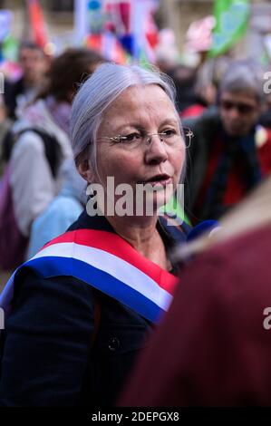 Stellvertreterin Agnes Thill spricht, während Menschen an einer Marchons Enfants Demonstration gegen die GPA unter dem Motto Liberte Egalite Paternite teilnehmen, wo mehrere Zehntausende Menschen (zwischen 75,000 und 600,000) Reagierte auf den Aufruf der Manif Pour Tous Bewegung, in Paris an der großen Mobilisierung mit dem Titel Marchons Enfants teilzunehmen, um gegen das Bioethik Gesetz zu protestieren, das PMA (medizinisch unterstützte Fortpflanzung) für homosexuelle Paare legalisiert. Paris, Frankreich, 6. Oktober 2019. Foto von Julie Sebadelha/ABACAPRESS.COM Stockfoto