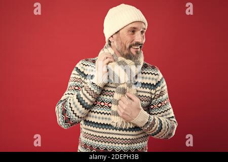 So sinken die Temperaturen draußen. Unrasierten Mann mit Winter aussehen. Reifer mann im winter Design. Warme Pullover für kalte Winter Wetter. Casual Outfit für Winter Fliesen ausgelegt. Stil und Mode. Stockfoto