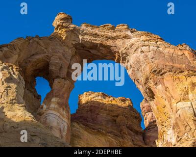 Grosvenor Arch in der Nähe des Kodachrome Basin State Park, südlich von Cannonville, Utah. Stockfoto