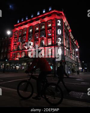 Die Fassade von Fortnum und Mason geschmückt mit Weihnachtslichtern auf Piccadilly, London, am letzten Tag einer vierwöchigen nationalen Sperre, um die Ausbreitung von Coronavirus einzudämmen. Stockfoto