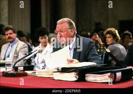Foto der Datei - Generalstaatsanwalt Edwin Meese III bezeugt vor dem US-amerikanischen House Select Committee die Untersuchung verdeckter Waffengeschäfte mit dem Iran / US Senate Select Committee on Secret Military Assistance to Iran and the Nicaraguan Opposition (Iran/Contra Committee) on Capitol Hill in Washington, DC, USA am 28. Juli 1987. Foto von Ron Sachs/CNP/ABACAPRESS.COM Stockfoto