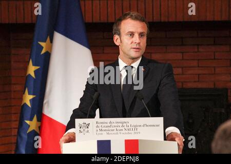 Der französische Präsident Emmanuel Macron spricht am 9. Oktober 2019 im Vorfeld der zweitägigen Konferenz des Globalen Fonds zur Bekämpfung von HIV, Tuberkulose und Malaria in der französischen Legion d'honneur in der Präfektur Auvergne-Rhône-Alpes in Lyon, Zentralfrankreich, anlässlich einer Zeremonie, bei der der Kriegsresistente Jean Nallit als Grand'croix ausgezeichnet wurde. Macron wird den Vorsitz am letzten Tag des Treffens am 10. Oktober 2019 führen und mit afrikanischen Staatschefs zusammentreffen. Der Fonds hat 14 Milliarden Dollar verlangt, ein Betrag, der laut Angaben 16 Millionen Menschenleben retten, 234 Millionen Infektionen verhindern und die Welt wieder auf den richtigen Weg bringen würde, um dem UN-Obj zu begegnen Stockfoto