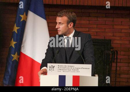 Der französische Präsident Emmanuel Macron spricht am 9. Oktober 2019 im Vorfeld der zweitägigen Konferenz des Globalen Fonds zur Bekämpfung von HIV, Tuberkulose und Malaria in der französischen Legion d'honneur in der Präfektur Auvergne-Rhône-Alpes in Lyon, Zentralfrankreich, anlässlich einer Zeremonie, bei der der Kriegsresistente Jean Nallit als Grand'croix ausgezeichnet wurde. Macron wird den Vorsitz am letzten Tag des Treffens am 10. Oktober 2019 führen und mit afrikanischen Staatschefs zusammentreffen. Der Fonds hat 14 Milliarden Dollar verlangt, ein Betrag, der laut Angaben 16 Millionen Menschenleben retten, 234 Millionen Infektionen verhindern und die Welt wieder auf den richtigen Weg bringen würde, um dem UN-Obj zu begegnen Stockfoto