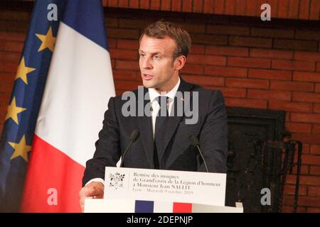 Der französische Präsident Emmanuel Macron spricht am 9. Oktober 2019 im Vorfeld der zweitägigen Konferenz des Globalen Fonds zur Bekämpfung von HIV, Tuberkulose und Malaria in der französischen Legion d'honneur in der Präfektur Auvergne-Rhône-Alpes in Lyon, Zentralfrankreich, anlässlich einer Zeremonie, bei der der Kriegsresistente Jean Nallit als Grand'croix ausgezeichnet wurde. Macron wird den Vorsitz am letzten Tag des Treffens am 10. Oktober 2019 führen und mit afrikanischen Staatschefs zusammentreffen. Der Fonds hat 14 Milliarden Dollar verlangt, ein Betrag, der laut Angaben 16 Millionen Menschenleben retten, 234 Millionen Infektionen verhindern und die Welt wieder auf den richtigen Weg bringen würde, um dem UN-Obj zu begegnen Stockfoto