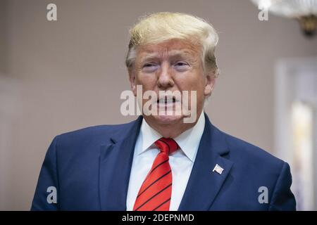 US-Präsident Donald J. Trump bereitet sich darauf vor, mit den Medien zu sprechen, bevor er zwei Exekutivbefehlen zur Transparenz bei der Führung und Durchsetzung des Bundes im Roosevelt Room des Weißen Hauses in Washington, DC, USA, 9. Oktober 2019 unterzeichnet. Trump nutzte die Gelegenheit, um über seine Amtsenthebungsuntersuchung sowie den Einzug der Türkei in Syrien zu sprechen. Foto von Jim Lo Scalzo/Pool/ABACAPRESS.COM Stockfoto