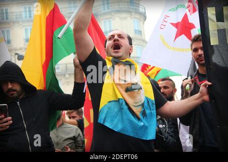 Demonstration in Lyon, Frankreich, am 12. Oktober 2019, um La Rojava vor der türkischen militärischen Aggression zu verteidigen. Demonstrator schreit. Foto von Mathis Boussuge / ABACAPRESS.COM Stockfoto