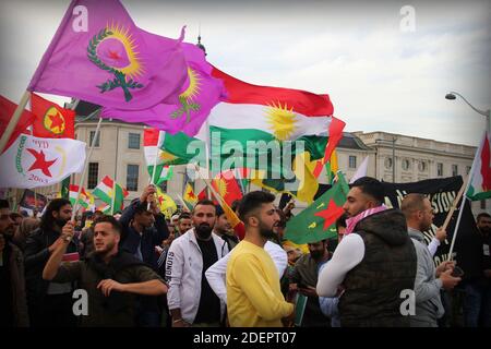 Demonstration in Lyon, Frankreich, am 12. Oktober 2019, um La Rojava vor der türkischen militärischen Aggression zu verteidigen. Demonstranten winken Fahnen. Foto von Mathis Boussuge / ABACAPRESS.COM Stockfoto