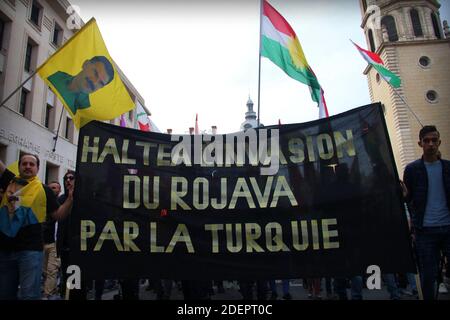 Demonstration in Lyon, Frankreich, am 12. Oktober 2019, um La Rojava vor der türkischen militärischen Aggression zu verteidigen. Demonstranten winken Fahnen. Foto von Mathis Boussuge / ABACAPRESS.COM Stockfoto
