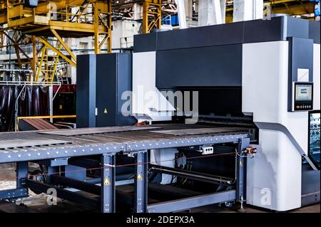 Teile-Richtmaschine Maschine im Montagehaus in großen Industrieanlagen Herstellung von Traktoren und Erntemaschinen Stockfoto