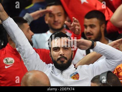 Türkische Fans feiern mit einem militärischen Gruß nach dem 1-1 Tor während der Europameisterschaft 2020 Qualifier Frankreich gegen Türkei am 14. Oktober 2019 im Stade de France, in Saint-Denis, Frankreich. Foto von Christian Liewig/ABACAPRESS.COM Stockfoto