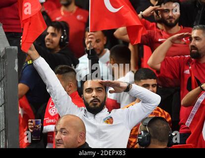 Türkische Fans feiern mit einem militärischen Gruß nach dem 1-1 Tor während der Europameisterschaft 2020 Qualifier Frankreich gegen Türkei am 14. Oktober 2019 im Stade de France, in Saint-Denis, Frankreich. Foto von Christian Liewig/ABACAPRESS.COM Stockfoto