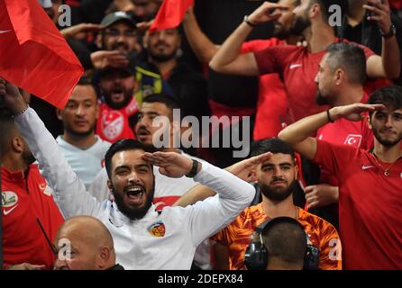 Türkische Fans feiern mit einem militärischen Gruß nach dem 1-1 Tor während der Europameisterschaft 2020 Qualifier Frankreich gegen Türkei am 14. Oktober 2019 im Stade de France, in Saint-Denis, Frankreich. Foto von Christian Liewig/ABACAPRESS.COM Stockfoto