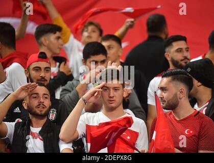 Türkische Fans feiern mit einem militärischen Gruß nach dem 1-1 Tor während der Europameisterschaft 2020 Qualifier Frankreich gegen Türkei am 14. Oktober 2019 im Stade de France, in Saint-Denis, Frankreich. Foto von Christian Liewig/ABACAPRESS.COM Stockfoto