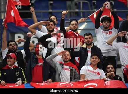 Türkische Fans feiern mit einem militärischen Gruß nach dem 1-1 Tor während der Europameisterschaft 2020 Qualifier Frankreich gegen Türkei am 14. Oktober 2019 im Stade de France, in Saint-Denis, Frankreich. Foto von Christian Liewig/ABACAPRESS.COM Stockfoto