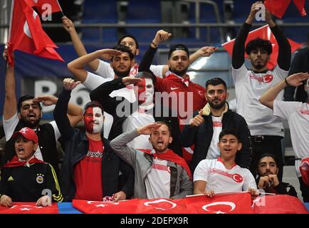 Türkische Fans feiern mit einem militärischen Gruß nach dem 1-1 Tor während der Europameisterschaft 2020 Qualifier Frankreich gegen Türkei am 14. Oktober 2019 im Stade de France, in Saint-Denis, Frankreich. Foto von Christian Liewig/ABACAPRESS.COM Stockfoto