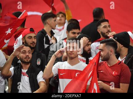 Türkische Fans feiern mit einem militärischen Gruß nach dem 1-1 Tor während der Europameisterschaft 2020 Qualifier Frankreich gegen Türkei am 14. Oktober 2019 im Stade de France, in Saint-Denis, Frankreich. Foto von Christian Liewig/ABACAPRESS.COM Stockfoto