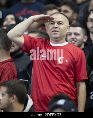 Türkische Fans feiern mit einem militärischen Gruß nach dem 1-1 Tor während der Europameisterschaft 2020 Qualifier Frankreich gegen Türkei am 14. Oktober 2019 im Stade de France, in Saint-Denis, Frankreich. Foto von Loic Baratoux/ABACAPRESS.COM Stockfoto