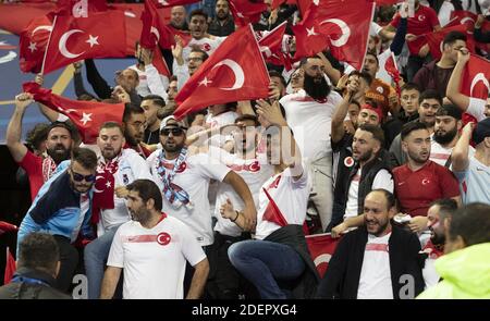 Türkische Fans feiern mit einem militärischen Gruß nach dem 1-1 Tor während der Europameisterschaft 2020 Qualifier Frankreich gegen Türkei am 14. Oktober 2019 im Stade de France, in Saint-Denis, Frankreich. Foto von Loic Baratoux/ABACAPRESS.COM Stockfoto