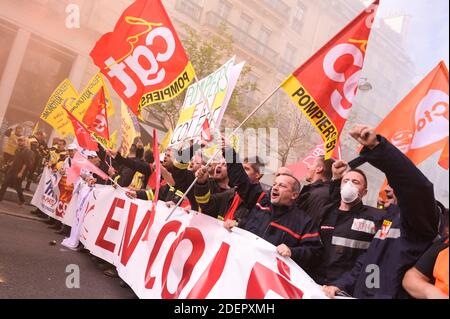 Demonstranten halten Gewerkschaftsflaggen der CGT und der CFDT, während Menschen an einer Demonstration teilnehmen, die von Feuerwehrleuten und Krankenhäusern am 15. Oktober 2019 in Paris, Frankreich, organisiert wurde. Foto von Julie Sebadelha/ABACAPRESS.COM Stockfoto