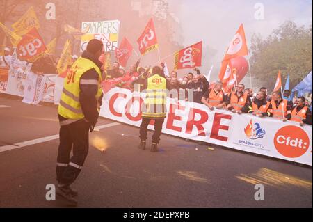 Demonstranten halten Gewerkschaftsflaggen der CGT und der CFDT, während Menschen an einer Demonstration teilnehmen, die von Feuerwehrleuten und Krankenhäusern am 15. Oktober 2019 in Paris, Frankreich, organisiert wurde. Foto von Julie Sebadelha/ABACAPRESS.COM Stockfoto