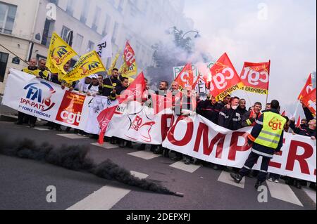 Demonstranten halten die Gewerkschaftsflaggen der CGT fest, während Menschen an einer Demonstration teilnehmen, die von Feuerwehrleuten und Krankenhäusern am 15. Oktober 2019 in Paris, Frankreich, organisiert wurde. Foto von Julie Sebadelha/ABACAPRESS.COM Stockfoto