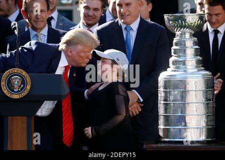 US-Präsident Donald Trump küsst Laila Anderson, 11-jähriger Fan, der an einer lebensbedrohlichen Immunerkrankung leidet, als er am 15. Oktober 2019 die Stanley Cup Champions 2019, die St. Louis Blues, im Rosengarten des Weißen Hauses in Washington begrüßt. Foto von Yuri Gripas/ABACAPRESS.COM Stockfoto