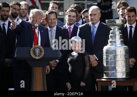 US-Präsident Donald Trump Gesten für Laila Anderson, 11 Jahre alten Fan, der an einer lebensbedrohlichen Immunerkrankung leidet, als er begrüßt die 2019 Stanley Cup Champions, die St. Louis Blues im Rose Garden des Weißen Hauses in Washington am 15. Oktober 2019. Foto von Yuri Gripas/ABACAPRESS.COM Stockfoto