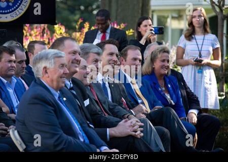 Abgeordnete aus Missouri, darunter Gouverneur Mike Parson, US-Senator Roy Blunt (Republikaner von Missouri), US-Senator Josh Hawley (Republikaner von Missouri), US-Repräsentant Jason Smith (Republikaner von Missouri), Und die Repräsentantin Ann Wagner (Republikanerin von Missouri) schloss sich US-Präsident Donald J. Trump an, als er am Dienstag, den 15. Oktober 2019, den St. Louis Blues, die Stanley Cup Champions 2019, im Weißen Haus in Washington DC, USA, moderierte. Foto von Stefani Reynolds/CNP/ABACAPRESS.COM Stockfoto