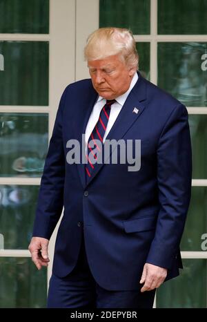 US-Präsident Donald Trump geht vor ihrem Treffen am 16. Oktober 2019 mit dem italienischen Präsidenten Sergio Mattarella zum Oval Office des Weißen Hauses in Washington. Foto von Yuri Gripas/ABACAPRESS.COM Stockfoto