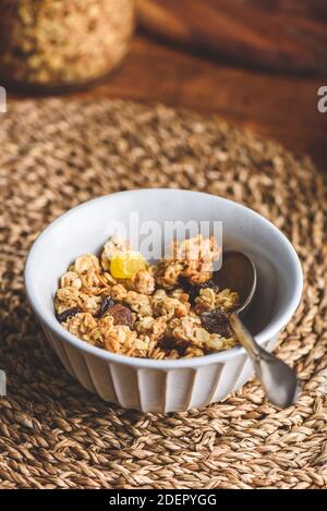 Vintage Bowl mit hausgemachtem Müsli und getrockneten Früchten für gesunde Frühstück Stockfoto