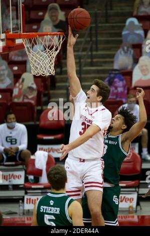 1. Dezember 2020: Wisconsin Dachs Forward Nate Reuvers #35 Punkte vor dem Korb in der ersten Halbzeit Aktion im NCAA Basketball-Spiel zwischen dem Green Bay Phoenix und den Wisconsin Dachs im Kohl Center in Madison, WI. Wisconsin führt in der Hälfte 34-12. John Fisher/CSM Stockfoto