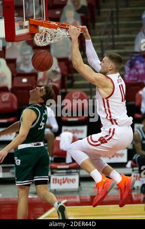 1. Dezember 2020: Wisconsin Dachs Forward Micah Potter #11 punktet bei einem Slam Dunk in der ersten Hälfte des NCAA Basketballspiels zwischen dem Green Bay Phoenix und den Wisconsin Dachsen im Kohl Center in Madison, WI. Wisconsin führt in der Hälfte 34-12. John Fisher/CSM Stockfoto