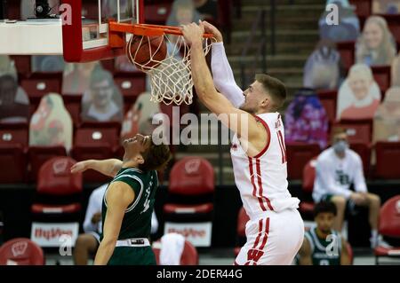 1. Dezember 2020: Wisconsin Dachs Forward Micah Potter #11 punktet bei einem Slam Dunk in der ersten Hälfte des NCAA Basketballspiels zwischen dem Green Bay Phoenix und den Wisconsin Dachsen im Kohl Center in Madison, WI. Wisconsin führt in der Hälfte 34-12. John Fisher/CSM Stockfoto