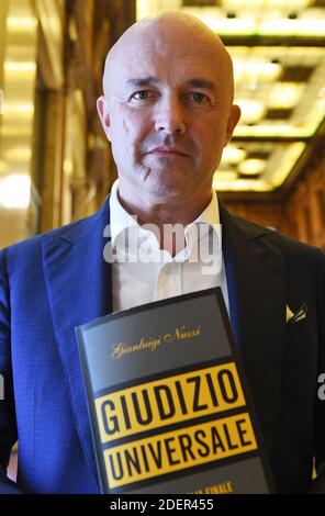 Der italienische Journalist Gianluigi Nuzzi stellt am 21. Oktober 2019 in Rom sein neues Buch mit dem Titel "Giudizio Universale" vor. Nuzzi behauptet, der Vatikan durchläuft eine Finanzkrise. Der Vatikan verliert schnell Geld wegen schlechter Verwaltung, zwielichtigen Verträgen und Eintauchen von Spenden und riskiert bis 2023 einen Zahlungsausfall. Auf der Grundlage von 3,000 vertraulichen Dokumenten schreibt Gianluigi Nuzzi in "Universal Judgement", dass der Vatikan im vergangenen Jahr fast 44 Millionen Euro verloren habe, da sein riesiges und schattenhaftes Immobilienportfolio zum ersten Mal in den roten Bereich gerutscht sei. Die meisten der Spenden sind inzwischen daran gewöhnt Stockfoto