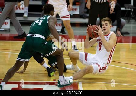 1. Dezember 2020: Wisconsin Dachs Vorwärts Tyler Wahl #5 rettet einen losen Ball in der ersten Halbzeit Aktion des NCAA Basketballspiels zwischen dem Green Bay Phoenix und den Wisconsin Dachsen im Kohl Center in Madison, WI. Wisconsin führt in der Hälfte 34-12. John Fisher/CSM Stockfoto