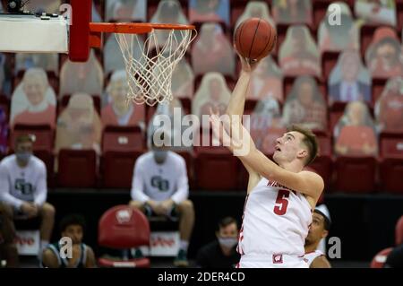 1. Dezember 2020: Wisconsin Dachs Vorwärts Tyler Wahl #5 Punkte auf einem Auflegen in der ersten Hälfte des NCAA Basketballspiels zwischen dem Green Bay Phoenix und den Wisconsin Dachsen im Kohl Center in Madison, WI. Wisconsin führt in der Hälfte 34-12. John Fisher/CSM Stockfoto