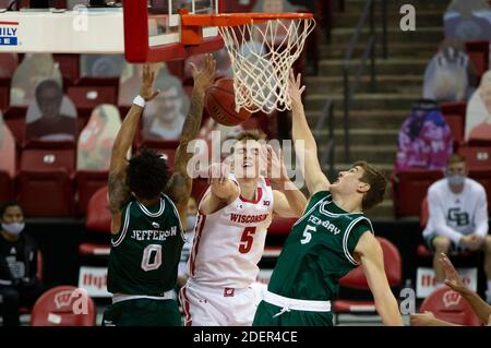 1. Dezember 2020: Wisconsin Dachs Vorwärts Tyler Wahl #5 passiert zwischen zwei Phoenix-Verteidigern in der ersten Hälfte des NCAA-Basketballspiels zwischen dem Green Bay Phoenix und den Wisconsin Dachsen im Kohl Center in Madison, WI. Wisconsin führt in der Hälfte 34-12. John Fisher/CSM Stockfoto