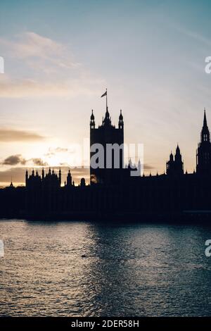 Westminster, London, 1. Dezember 2020. Die Sonne geht über den Houses of Parliament an dem Tag unter, an dem 55 konservative Abgeordnete gegen das neue Tier-System stimmten, das am 2. Dezember 2020 in England in Kraft trat. Dies ist Boris Johnsons größte Rebellion seit der Parlamentswahl 2019. Kredit: Tom Leighton/Alamy Live Nachrichten Stockfoto