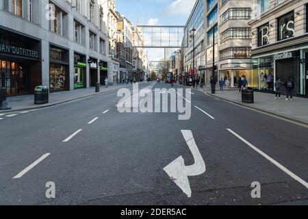 London in Covid-19 Coronavirus-Sperre, mit ruhigen Straßen an der Oxford Street mit geschlossenen Geschäften geschlossen an der beliebten Einkaufsstraße in der Pandemie in England, Europa Stockfoto