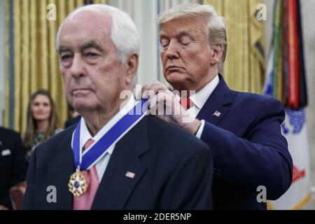 US-Präsident Donald J. Trump (R) verleiht dem amerikanischen Rennsportmagnaten Roger Penske (L) am 24. Oktober 2019 im Oval Office des Weißen Hauses in Washington, DC, USA, die Presidential Medal of Freedom. Die Medaille der Freiheit wird vom Präsidenten an Bürger verliehen, die einen "besonders verdienstvollen Beitrag zur Sicherheit oder den nationalen Interessen der Vereinigten Staaten, zum Weltfrieden, zu kulturellen oder anderen bedeutenden öffentlichen oder privaten Bemühungen leisten". Foto von Shawn Thew/Pool/ABACAPRESS.COM Stockfoto