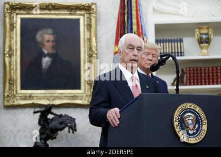 Der amerikanische Rennsportmagnat Roger Penske (L), zusammen mit US-Präsident Donald J. Trump (R), hält während seiner Zeremonie zur Verleihung der Präsidentenmedaille der Freiheit im Oval Office des Weißen Hauses in Washington, DC, USA, am 24. Oktober 2019 eine Rede. Die Medaille der Freiheit wird vom Präsidenten an Bürger verliehen, die einen "besonders verdienstvollen Beitrag zur Sicherheit oder den nationalen Interessen der Vereinigten Staaten, zum Weltfrieden, zu kulturellen oder anderen bedeutenden öffentlichen oder privaten Bemühungen leisten". Foto von Shawn Thew/Pool/ABACAPRESS.COM Stockfoto