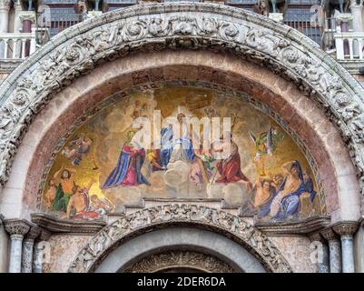 Das goldene Mosaik des Jüngsten Gerichts unter dem prunkvollen Tympanon und dem Archiv des Hauptportals der Markusbasilika - Venedig, Venetien, Italien Stockfoto