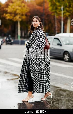 Street Style, Julia Haghjoo Ankunft in Chanel Frühjahr-Sommer 2020 Ready-to-Wear-Show, im Grand Palais, Paris, Frankreich, am 1. Oktober 2019 statt. Foto von Marie-Paola Bertrand-Hillion/ABACAPRESS.COM Stockfoto