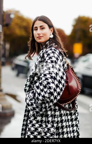 Street Style, Julia Haghjoo Ankunft in Chanel Frühjahr-Sommer 2020 Ready-to-Wear-Show, im Grand Palais, Paris, Frankreich, am 1. Oktober 2019 statt. Foto von Marie-Paola Bertrand-Hillion/ABACAPRESS.COM Stockfoto