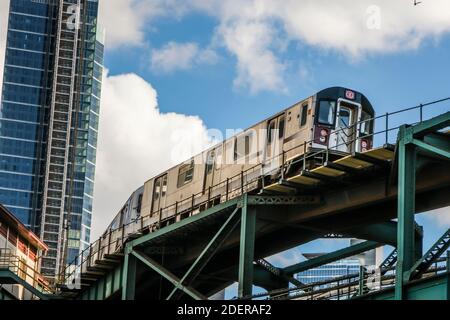 Verschiedene Ansicht unter der Bahn der U-Bahn Stockfoto