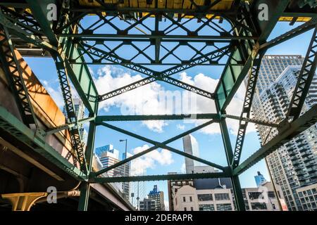 Verschiedene Ansicht unter der Bahn der U-Bahn Stockfoto